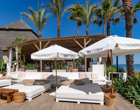 Téléchargez les photos : ESPAGNE, MARBELLA, 26 MAI 2023 : Club de plage Nikki avec un mobilier d'été confortable et une piscine sur la côte méditerranéenne à Elviria, Marbella. Espagne. - en image libre de droit