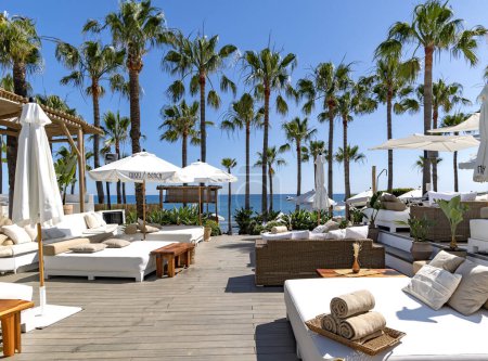 Téléchargez les photos : ESPAGNE, MARBELLA, 26 MAI 2023 : Club de plage Nikki avec des meubles d'été confortables sur la côte méditerranéenne à Elviria, Marbella. Espagne. - en image libre de droit
