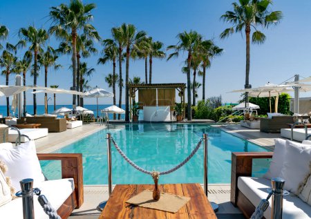 Téléchargez les photos : ESPAGNE, MARBELLA, 26 MAI 2023 : Club de plage Nikki avec un mobilier d'été confortable et une piscine sur la côte méditerranéenne à Elviria, Marbella. Espagne. - en image libre de droit