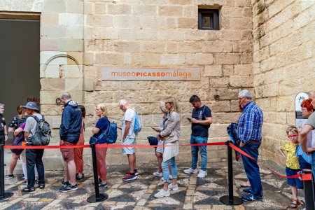 Foto de ESPAÑA, MALAGA, 28 DE MAYO DE 2023: La gente hace cola para comprar entradas para el Museo Picasso de Málaga, España. - Imagen libre de derechos