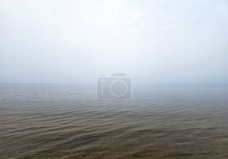 Foto de Temprana mañana brumosa sobre el tranquilo Mar Báltico en Jurmala, Letonia. Hermoso concepto de entorno. - Imagen libre de derechos