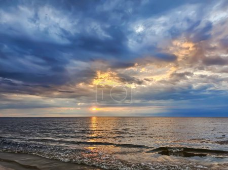Foto de Puesta de sol mágica con nubes de cúmulos sobre el mar Báltico en Jurmala, Letonia - Imagen libre de derechos