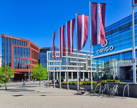 Foto de LATVIA, RIGA, 05, MAYO, 2024: El moderno edificio del centro comercial Origo cerca de la estación central de trenes de Riga en Riga, capital de Letonia - Imagen libre de derechos