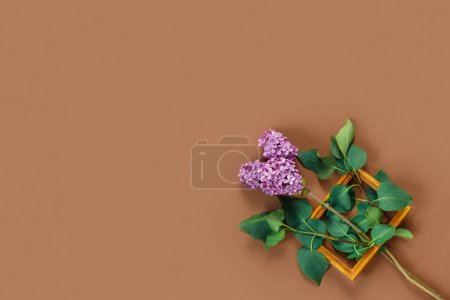 Téléchargez les photos : Carte de voeux avec lilas tendre violet pour la Saint-Valentin. - en image libre de droit