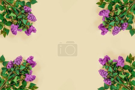 Téléchargez les photos : Brindilles de lilas violet sur fond de papier beige. Carte de vœux avec place vide pour votre texte - en image libre de droit