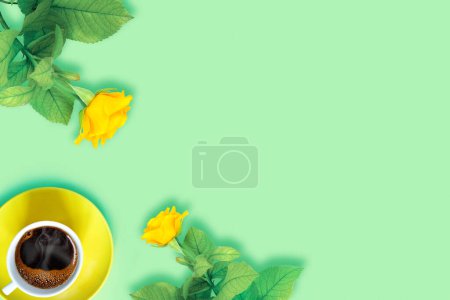 Foto de Ramo de hermosas rosas amarillas y taza de café aromático fresco caliente sobre fondo de papel verde. Hoja de cuaderno y lápiz para su texto - Imagen libre de derechos