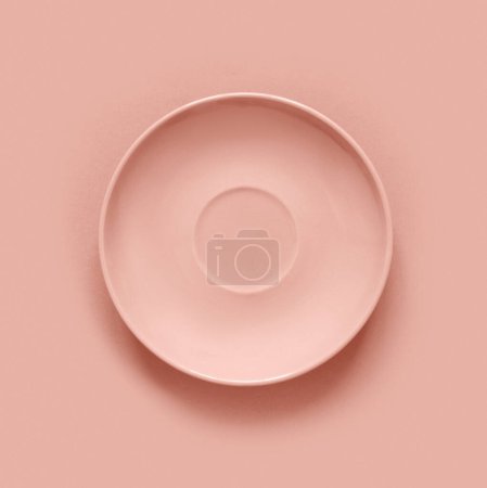 Foto de Placas de color melocotón en la mesa de melocotón. Imagen minimalista monocromática en estilo hipster - Imagen libre de derechos