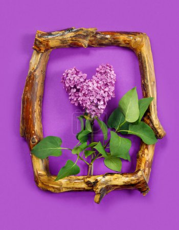 Téléchargez les photos : Modèle pour la conception avec cadre en bois vintage et branche de lilas en forme de coeur. - en image libre de droit