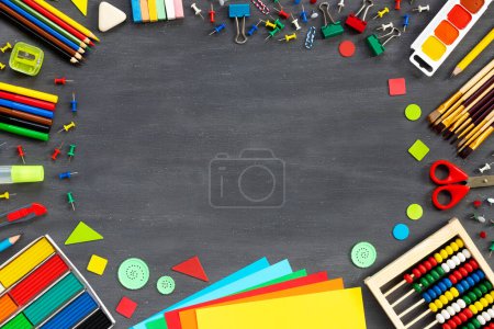 Téléchargez les photos : École et fournitures de bureau bordure sur tableau noir.. Crayons multicolores, peintures, plasticine, abaque, punaises et autres accessoires - en image libre de droit