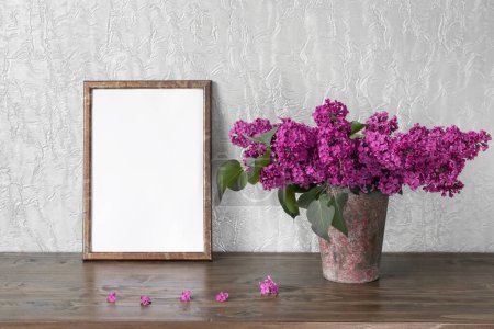 Téléchargez les photos : Bouquet de lilas en vase métallique. Cadre photo vintage à l'intérieur. Printemps nature morte. - en image libre de droit