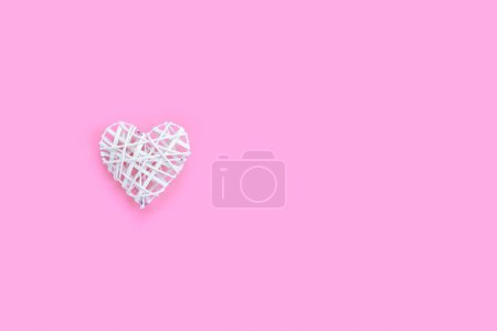 Téléchargez les photos : Beau coeur sur fond de papier rose pour la Saint Valentin. Carte de vœux créative - en image libre de droit