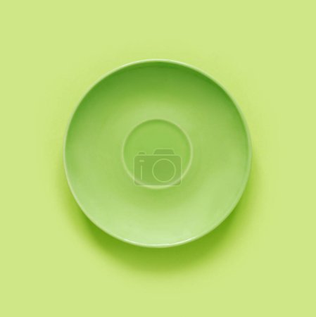 Téléchargez les photos : Green plates on green table. Monochrome minimalistic image in hipster style - en image libre de droit