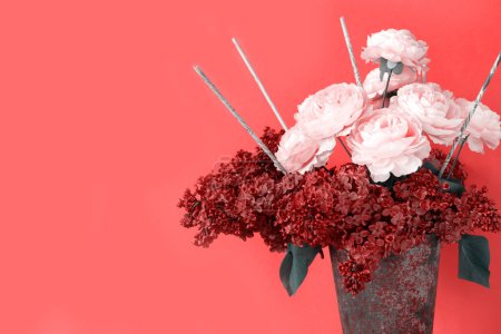 Téléchargez les photos : Bouquet de délicates roses blanches artificielles en vase sur fond rose. Fleurs décoratives à l'intérieur de la maison. - en image libre de droit