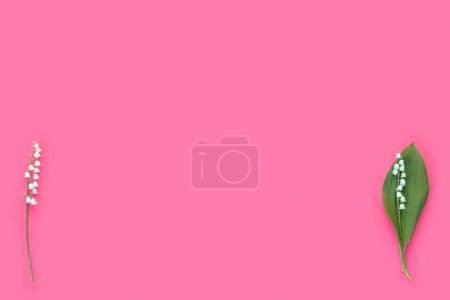 Téléchargez les photos : Fond rose avec nénuphar délicat blanc des fleurs de la vallée pour la carte de la fête des mères. Pose plate minimale moderne. - en image libre de droit
