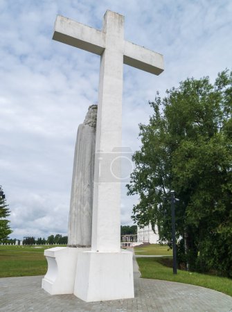 Foto de Gran monumento de la cruz en el jardín de la iglesia de Aglona, Letonia. - Imagen libre de derechos
