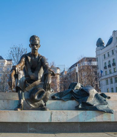 Foto de Estatua de Atila Jozsef cerca del Parlamento, Budapest, Hungría. - Imagen libre de derechos