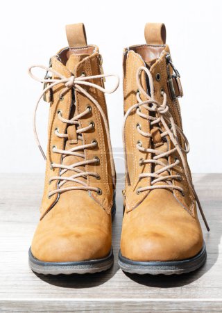 Foto de Pair brown boots on the shelf. - Imagen libre de derechos