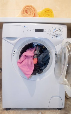 Téléchargez les photos : Machine à laver chargée de vêtements
 . - en image libre de droit