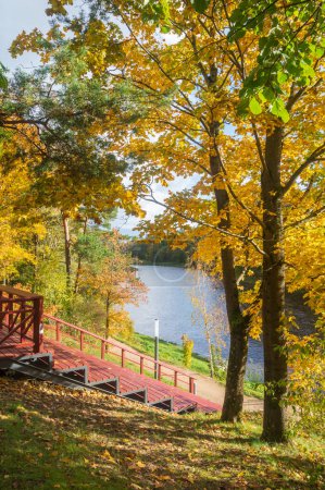 Téléchargez les photos : Vue sur la rivière Ogre par une journée ensoleillée d'automne. - en image libre de droit