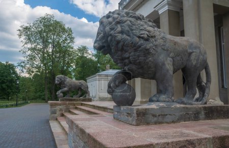 Sculptures de lions Médicis à l'entrée du manoir Astravas à Birzai, Lituanie.