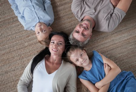Téléchargez les photos : Portrait de famille heureuse avec des enfants, couché sur le sol - en image libre de droit