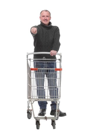 Vorderseite des Mannes mit einem leeren Einkaufswagen, der eine Daumen-hoch-Geste auf weißem Hintergrund macht