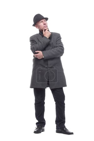 Foto de En pleno crecimiento. un hombre inteligente con sombrero y abrigo de otoño. aislado sobre un fondo blanco. - Imagen libre de derechos