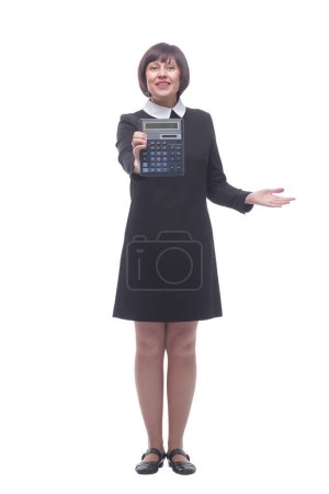 Téléchargez les photos : En pleine croissance. heureuse jeune femme d'affaires montrant calculatrice. isolé sur un fond blanc. - en image libre de droit