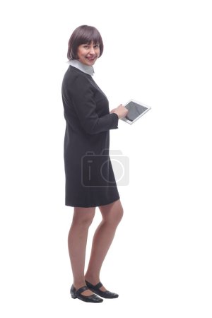 Téléchargez les photos : Vue latérale. jeune femme d'affaires utilisant une tablette numérique. isolé sur un fond blanc. - en image libre de droit