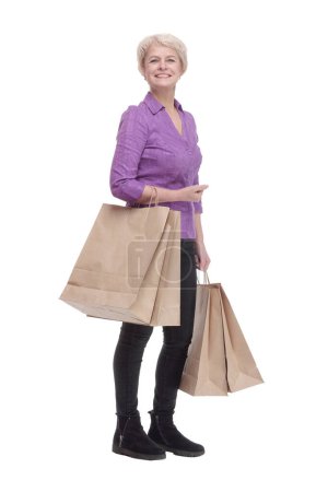 Foto de En pleno crecimiento. mujer casual sonriente con bolsas de compras. aislado sobre un fondo blanco. - Imagen libre de derechos