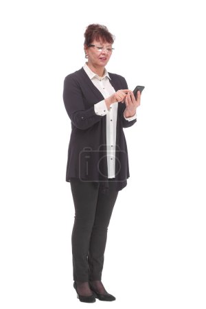 Téléchargez les photos : Femme d'affaires mature avec smartphone sur fond blanc. Femme d'affaires professionnelle éventuellement comptable architecte femme d'affaires avocat avocat - en image libre de droit
