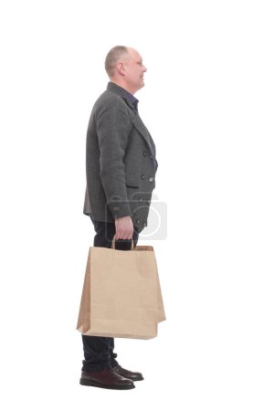 Téléchargez les photos : En pleine croissance. homme décontracté joyeux avec des sacs à provisions .isolated sur un fond blanc. - en image libre de droit