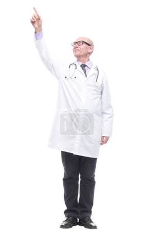 Foto de En pleno crecimiento. Doctor senior con estetoscopio. aislado sobre un fondo blanco. - Imagen libre de derechos