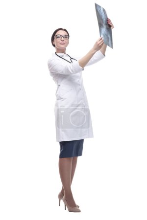 Téléchargez les photos : En pleine croissance. femme médecin avec une radiographie dans les mains. isolé sur un fond blanc. - en image libre de droit