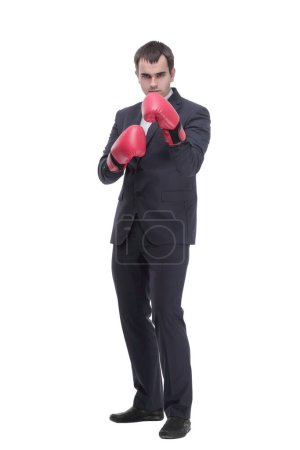 Téléchargez les photos : Portrait complet d'un jeune homme d'affaires en costume avec des gants de boxe rouge posant isolé sur fond blanc - en image libre de droit