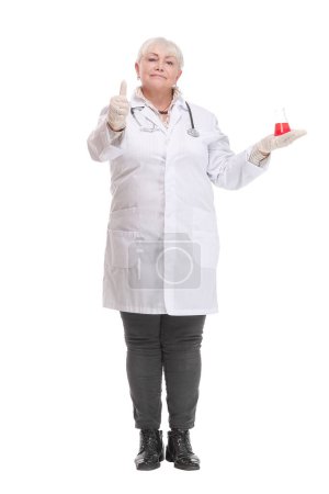 Foto de Mujer química o investigadora científica con frasco de prueba de cristalería química. Experimento, investigación en progreso, aislado en blanco - Imagen libre de derechos