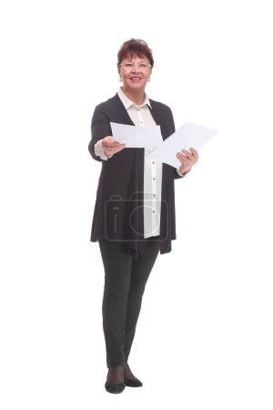 Téléchargez les photos : Femme d'affaires en costume d'affaires avec documents de paperasserie au travail isolé sur fond blanc - en image libre de droit