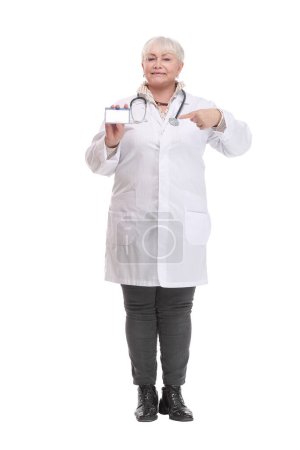 Téléchargez les photos : Vue de face de l'infirmière ou du médecin femme montrant la carte de visite isolée sur fond blanc - en image libre de droit