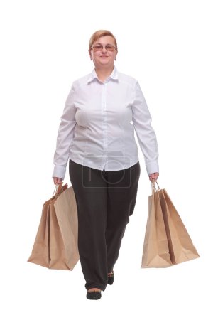 Téléchargez les photos : Portrait complet d'une femme âgée marchant avec des sacs à provisions et une limace. Concept de shopping chanceux - en image libre de droit