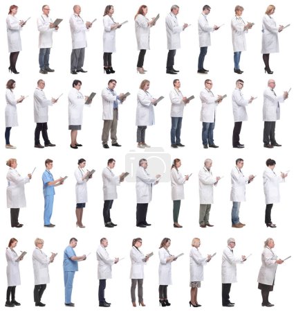 Foto de Grupo completo de médicos con bloc de notas aislado sobre fondo blanco - Imagen libre de derechos