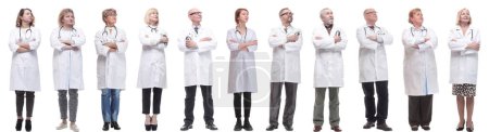 Téléchargez les photos : Groupe de médecins debout en pleine longueur isolé sur fond blanc - en image libre de droit