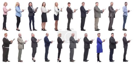 Téléchargez les photos : Groupe de personnes réussies avec bloc-notes dans les mains isolées sur fond blanc - en image libre de droit