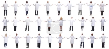 Foto de Grupo de médicos de pie con la espalda aislada sobre fondo blanco - Imagen libre de derechos