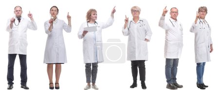 Téléchargez les photos : Groupe de médecins en pleine longueur isolé sur fond blanc - en image libre de droit
