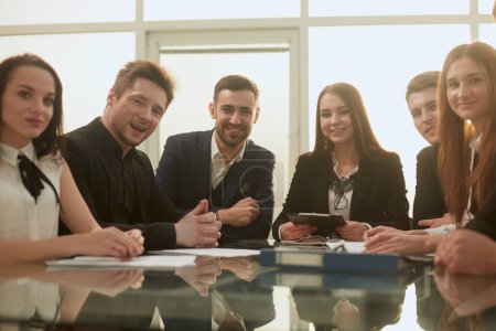 Foto de Feliz equipo de negocios está de pie en la oficina aplaudiendo. el concepto de éxito. - Imagen libre de derechos