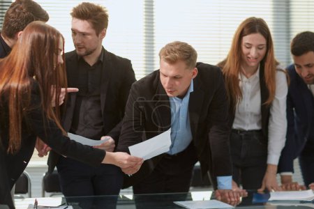 Foto de Grupo de empleados discutiendo con entusiasmo los documentos comerciales. concepto de negocio . - Imagen libre de derechos