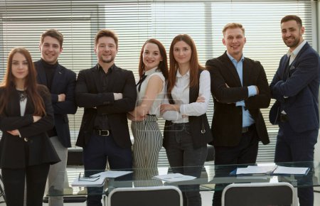 Téléchargez les photos : Groupe de jeunes employés confiants debout dans le bureau. concept de professionnalisme. - en image libre de droit