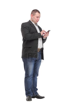 Foto de Joven hombre adulto hablando por teléfono de pie sobre fondo blanco señalando con el dedo a la cámara y a usted, signo de mano, gesto positivo y seguro de la parte delantera - Imagen libre de derechos