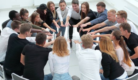 Foto de Grupo de jóvenes diversos que unen sus palmas. el concepto de team building - Imagen libre de derechos