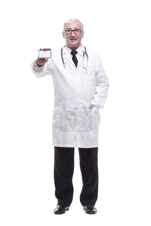 Foto de En pleno crecimiento.médico maduro calificado mostrando su tarjeta de visita. aislado sobre un fondo blanco. - Imagen libre de derechos